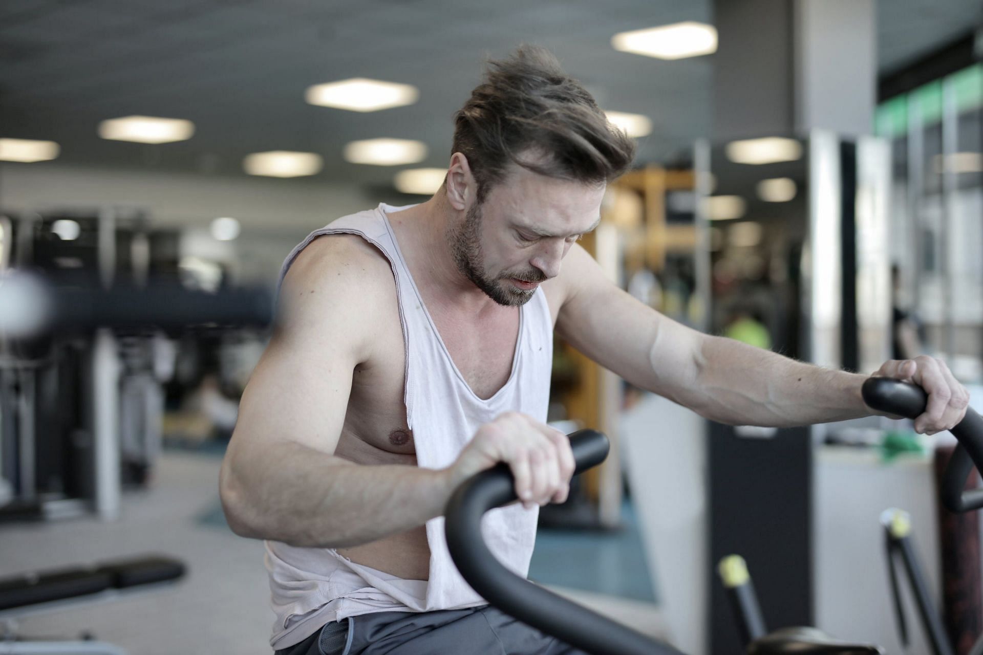 Elliptical machine benefits (image sourced via Pexels / Photo by andrea)